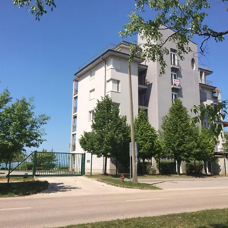 Egyutt A Csalad I. Apartman * שיופוק